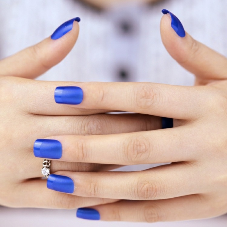 nagellack-matt-trends-blau-französisch-nageldesign-fingerspitzen-glanz