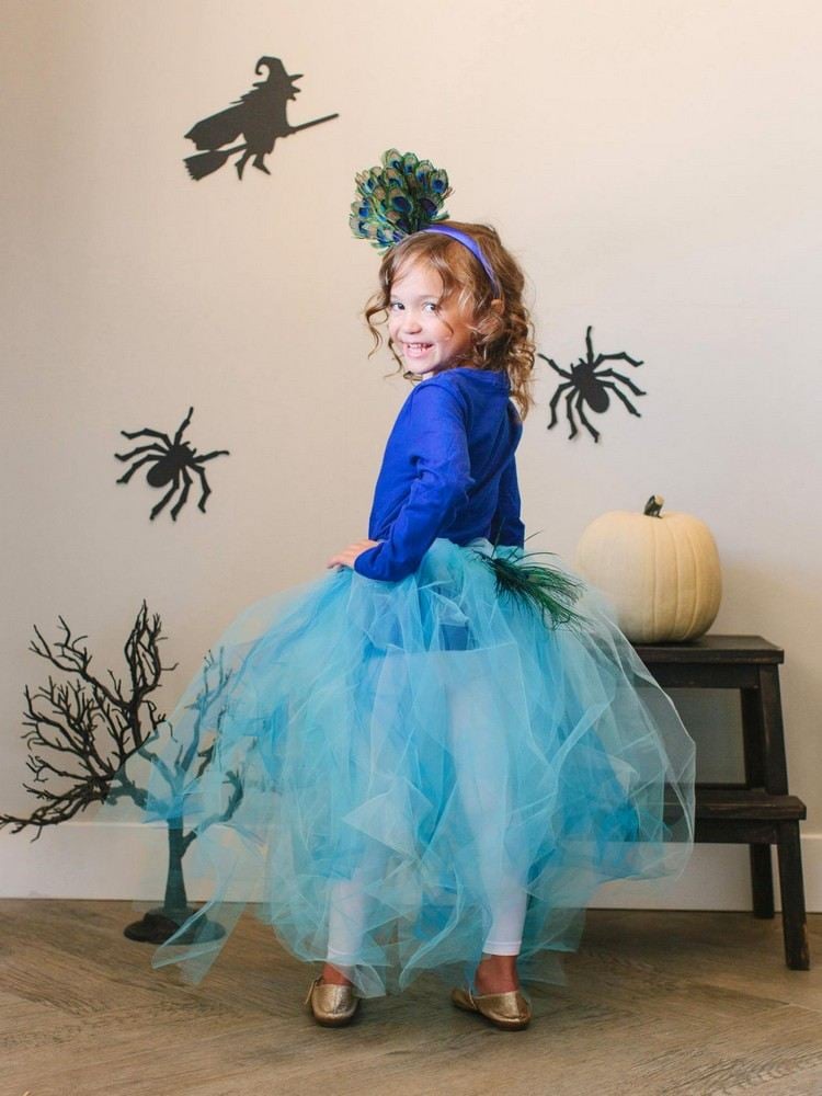 pfau-kostüm-blau-kinder-halloween-idee-diy-tutu-haarreif-pfauenfedern
