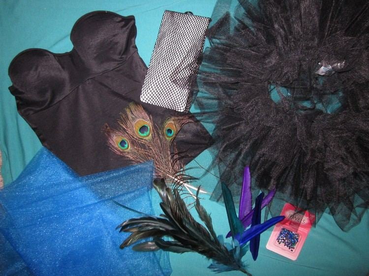 pfau-kostüm-ideen-schwarzes-top-tutu-blauer-tüll-federn-strasssteine