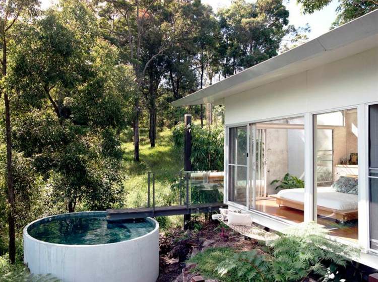 pool-kleinen-garten-rund-beton-rohr-steg-schlafzimmer