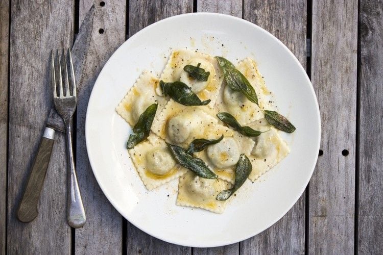 Ravioli selber machen gefüllte-pasta-spinat-ricotta-olivenöl-holztisch
