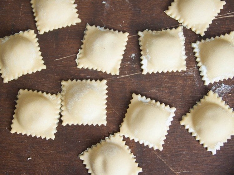 ravioli-selber-machen-ungekochte-ravioli-rechteckig-teig-gefüllte-pasta