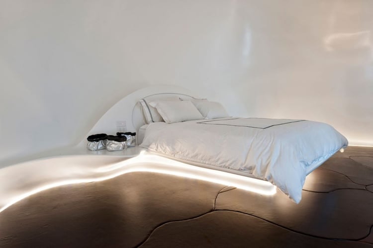 schlafzimmer-weiss-bett-indurekte-beleuchtung-kokon-organisch
