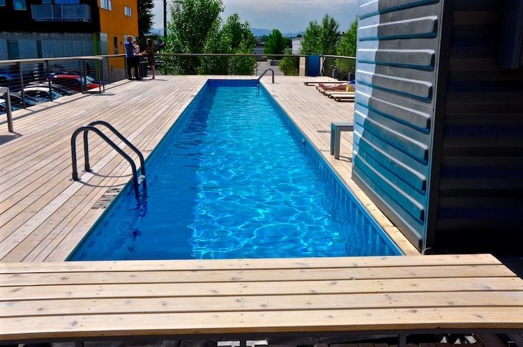 Schwimmbecken im Garten -seecontainer-pool-holzdielen-terrasse-modern