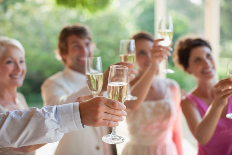 Sektempfang zur Hochzeit hochzeitsansprache-halten-gäste-freunde-brautpaar-sekt