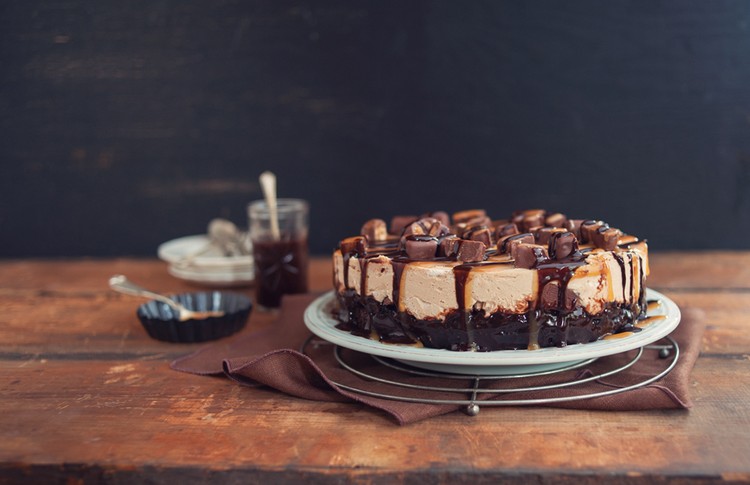 snickers-torte-eiscreme-riegeln-stückchen-karamellsoße-sommer-dessert