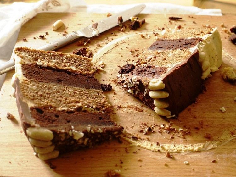 snickers-torte-rezept-tortenstücke-schichten-erdnuss-schoko-kuchen