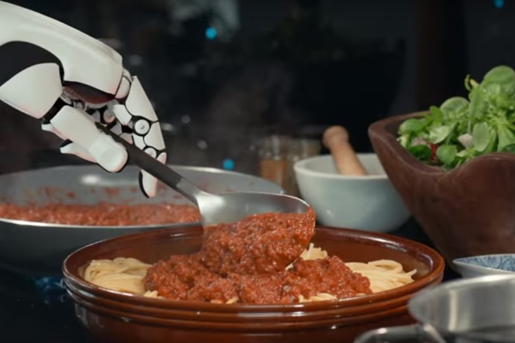 spaghetti-bolognese-kochen-tomatensoße-roboter-alleine