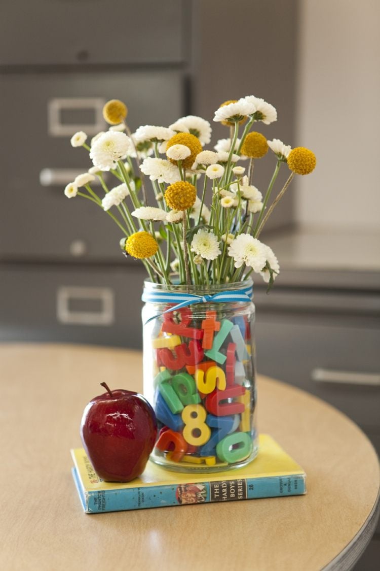 tischdeko-einschulung-vase-magnet-buchstaben-wiesenblumen-apfel-buch