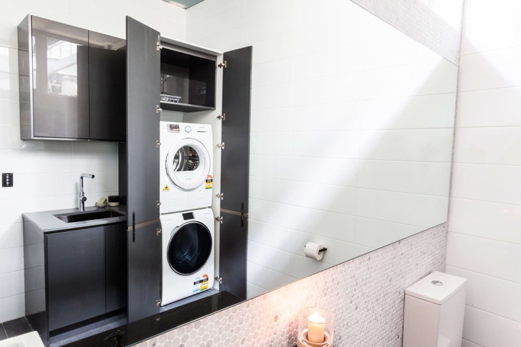 trockner-waschmaschine-badezimmer-schrank-integriert-grau-hochglanz