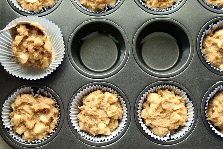 veganer-apfelkuchen-alternative-muffins-muffinform-teig-befüllen-backen