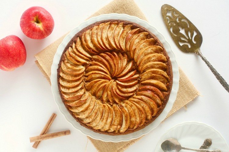 Veganer Apfelkuchen dekorieren-apfelscheiben-zimt-gesunder-nachtisch-zubereiten