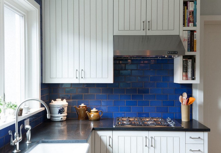 wandfliesen-küche-klein-weiße-küchenschränke-fliesen-farbakzent-dunkelblau