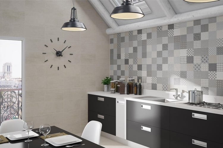 Wandfliesen für Küche modern-grau-muster-dachschräge-schwarze-unterschränke-wanduhr