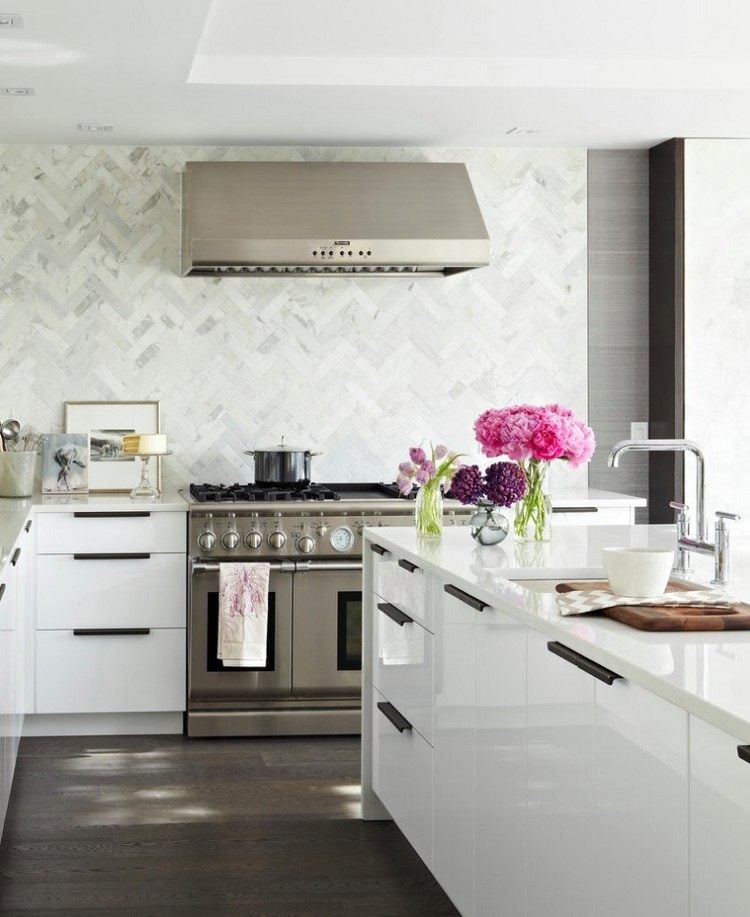Wandfliesen für Küche modern-marmor-weiße-küchenschränke-dunstabzugshaube
