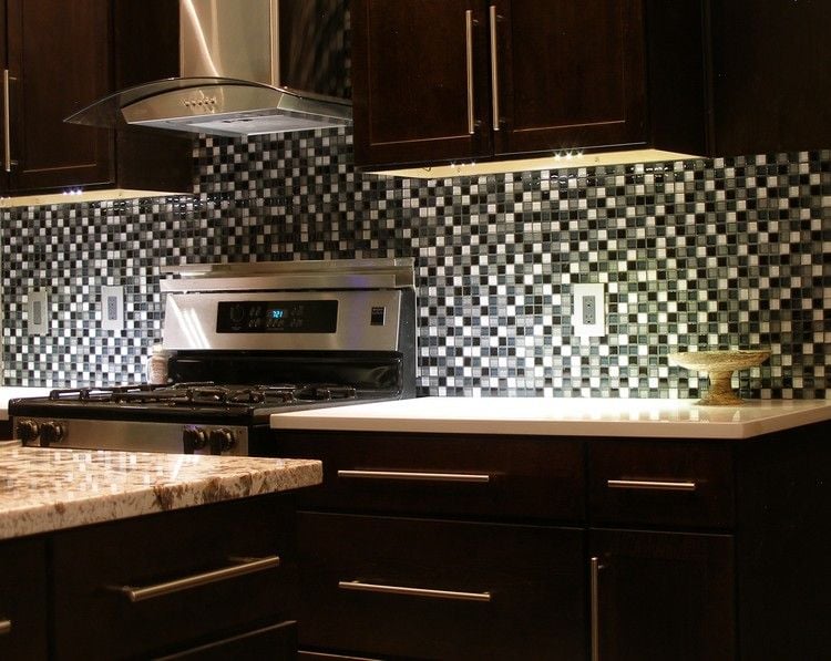 wandfliesen-küche-mosaik-küchenfliesen-dunkle-einrichtung-arbeitsplatte-stein