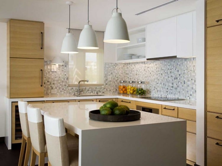 wandfliesen-küche-mosaik-weiß-grau-küchenschränke-holz-kücheninsel