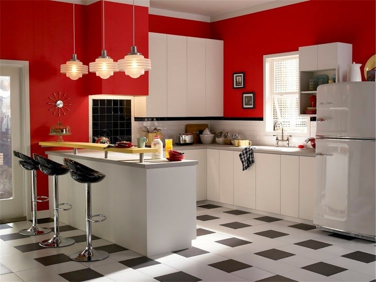 wandfliesen-küche-weiß-schwarz-fliesenspiegel-rote-wände-pendelleuchten