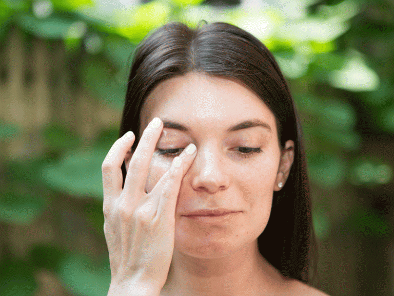 Was tun gegen Augenringe massage-creme-auftragen