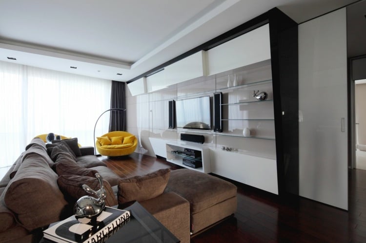 wohnzimmer-ideen-brauner-couch-apartment-inspiration-klein-raum-wohnwand-schwarz-weiss-resized
