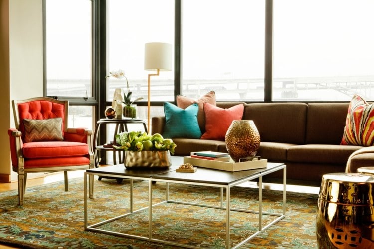 wohnzimmer-ideen-brauner-couch-bunt-akzente-dekorationen-metall-tisch