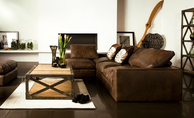 wohnzimmer-ideen-brauner-couch-dunkel-fussboden-kamin-art-deco