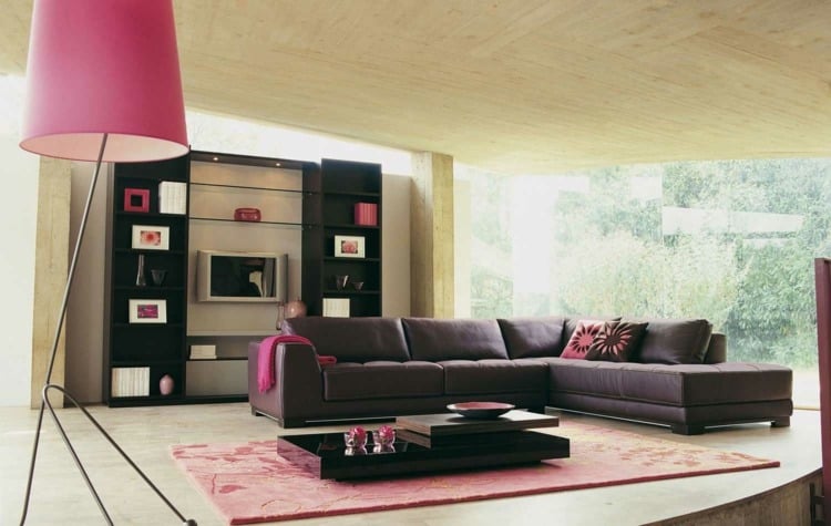 wohnzimmer-ideen-brauner-couch-feminin-pink-wohnwand-hochglanz-tisch