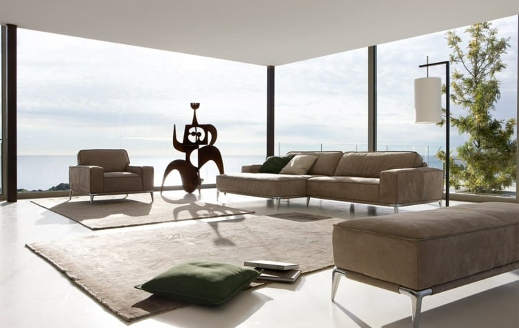 wohnzimmer-ideen-brauner-couch-minimalistisch-hell-grosse-fenster-beige-teppich