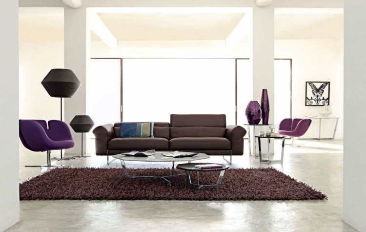 wohnzimmer ideen mit brauner couch lila-farbe-kombinieren-elegant