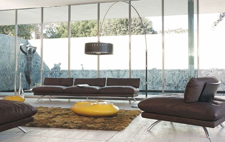 wohnzimmer ideen mit brauner couch metall-fuesse-sessel-leder-modern-stehlampe