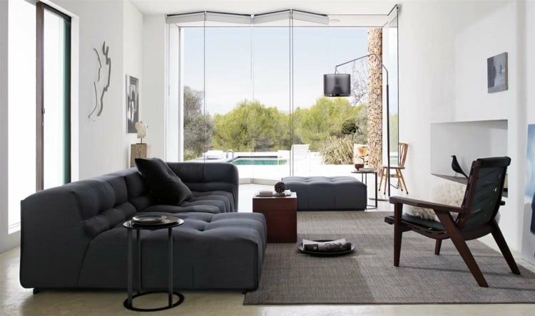 wohnzimmer-ideen-schwarzes-sofa-festerfront-beistelltisch-metall-hocker