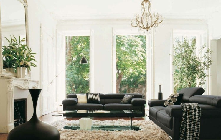 wohnzimmer-ideen-schwarzes-sofa-kamin-vintage-weiss-kronleuchter-altbau
