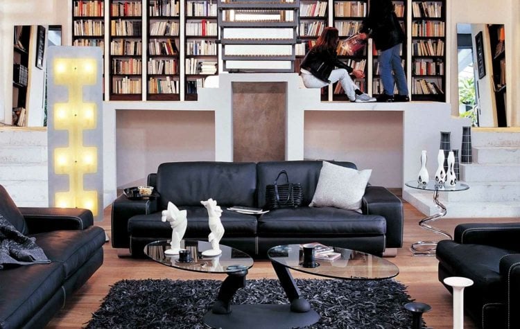 wohnzimmer-ideen-schwarzes-sofa-ldercouch-glas-couchtisch-laminat-komfort