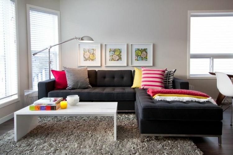 Wohnzimmer Ideen für schwarzes Sofa - Wie richtig kombinieren?