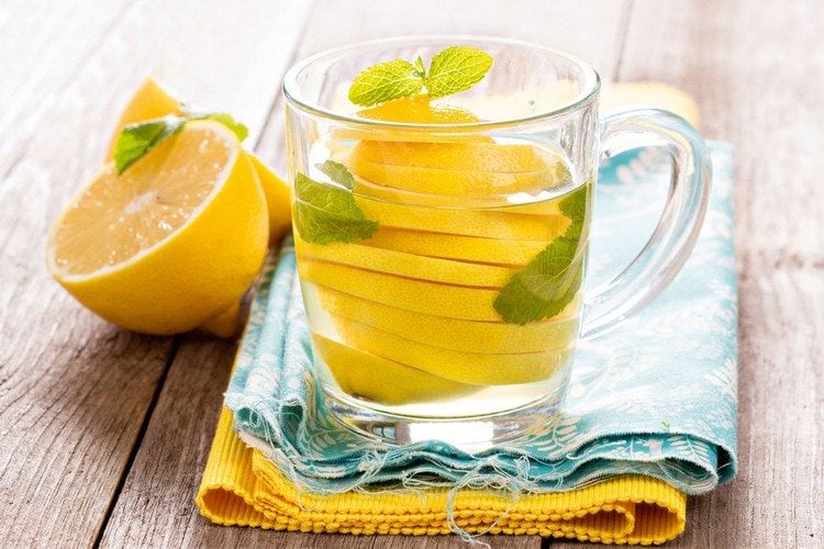 Zitronenwasser Diät glas-wasser-ganze-zitrone-zitronenscheiben-küchentücher