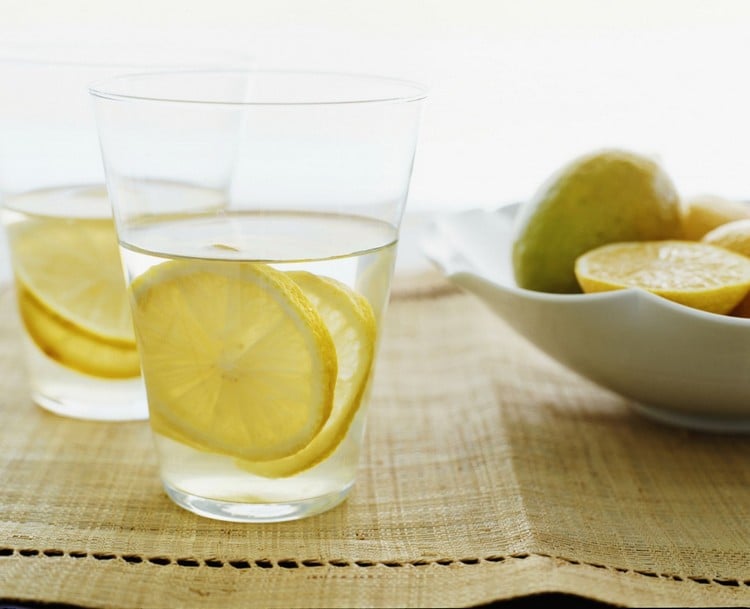 Zitronenwasser Diät gläser-wasser-zitronenscheiben-schüssel-zitronen