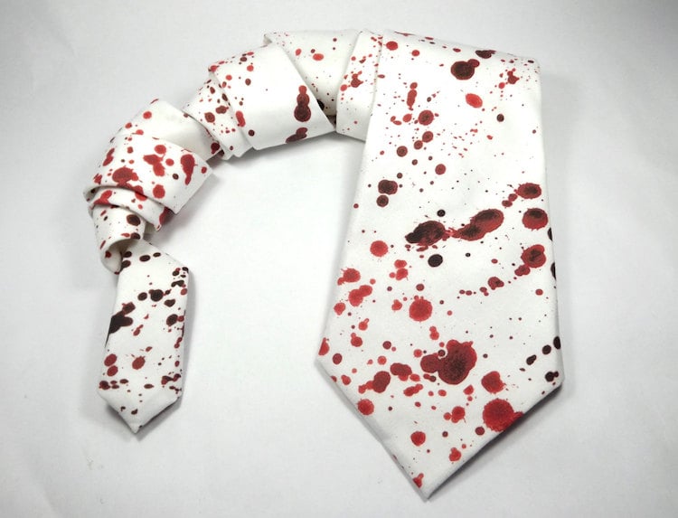 zombie-kostuem-mann-kravatte-weiss-blut-flecken-spuren