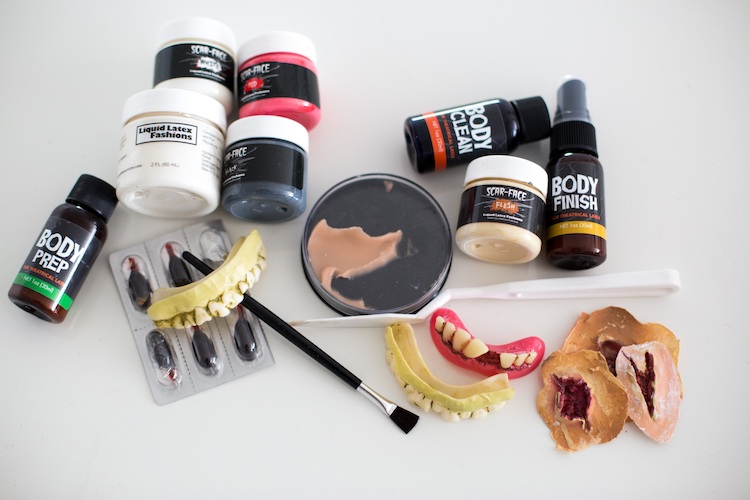 Zombie schminken -partnerkostüme-anleitung-makeup-materialien-hilfsmittel