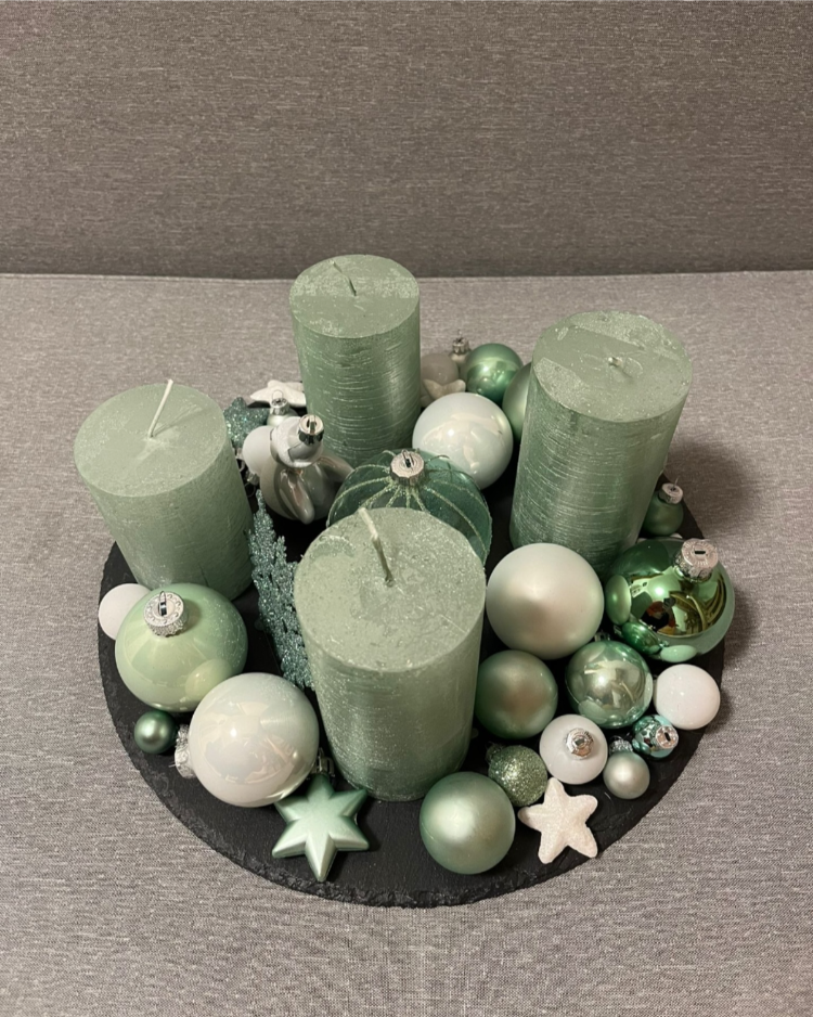 adventskranz mit kugeln im gruen