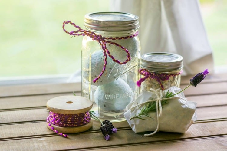 badekugeln-selber-machen-lavendel-tee-geschenk-glas-farbig-schnur