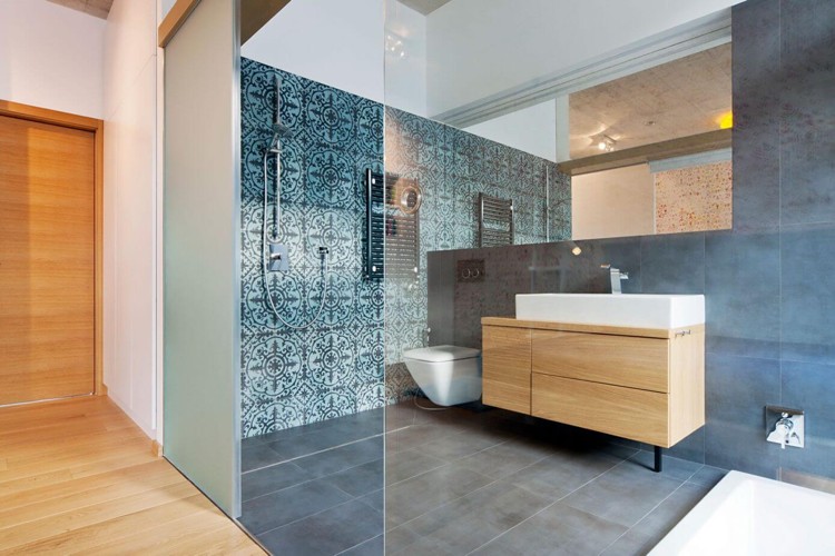 badezimmer-modern-glaswand-holz-grau-fliesen-muster
