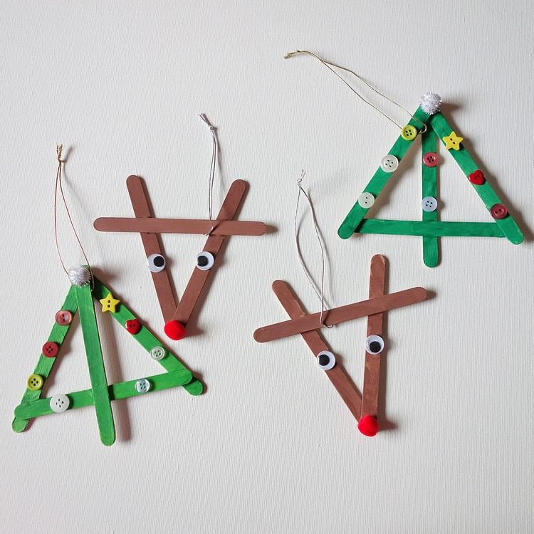 Basteln für Weihnachten kinder-eisstäbchen-knöpfe-tannenbäume-rentiere