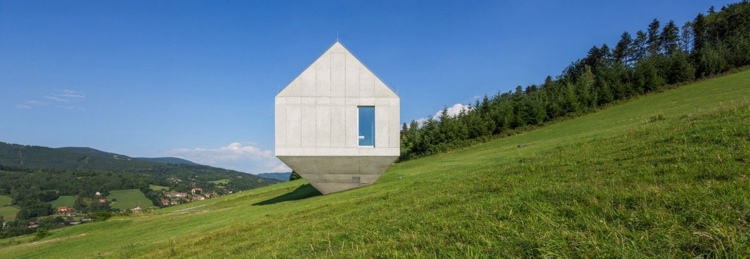 beton-design-innen-aussen-betonhaus-satteldach-berge