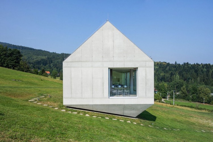 beton-design-innen-aussen-betonhaus-satteldach-grundstueck