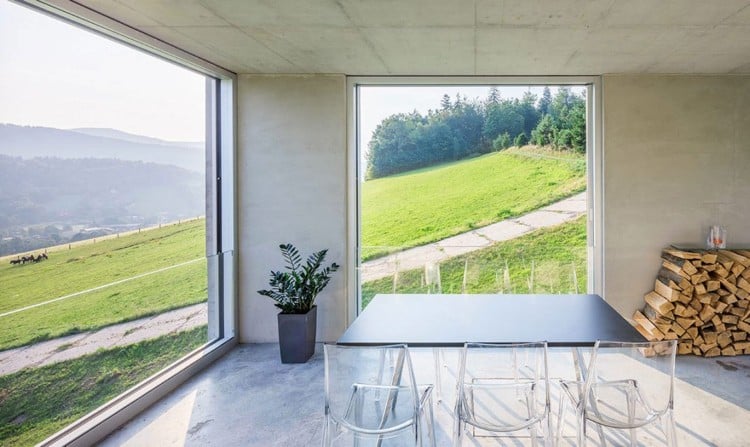 beton-design-innen-betonhaus-esszimmer-acryl-stuehle