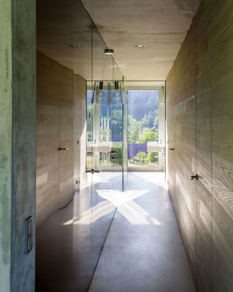 beton-design-innen-betonhaus-glas-holz-tageslicht