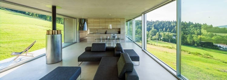 beton-design-innen-betonhaus-wohnzimmer-tageslicht-fenster