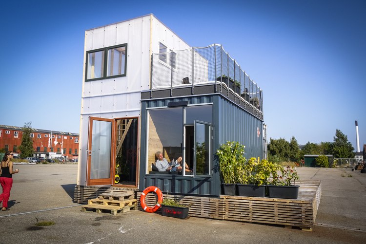 Container Wohnung -studentenheim-konzept-haus-terrasse-containerbau