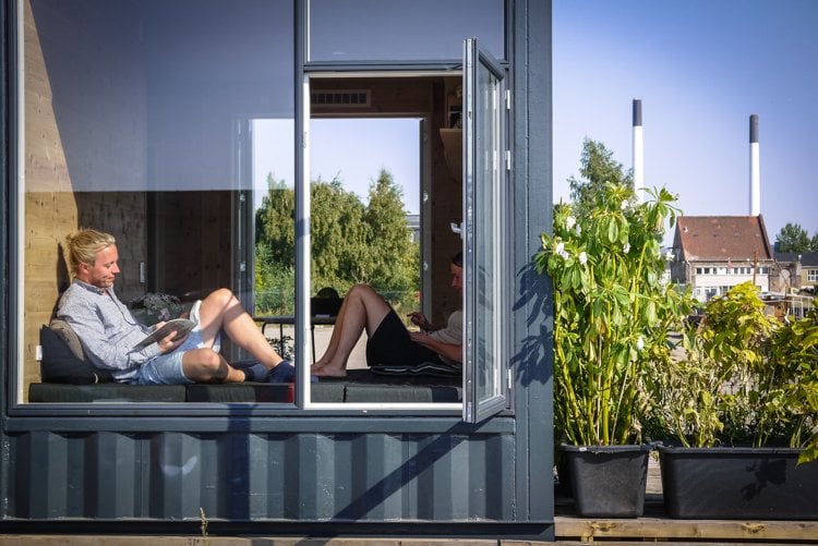 Container Wohnung -studentenheim-konzept-raum-fenster-terrasse-glas