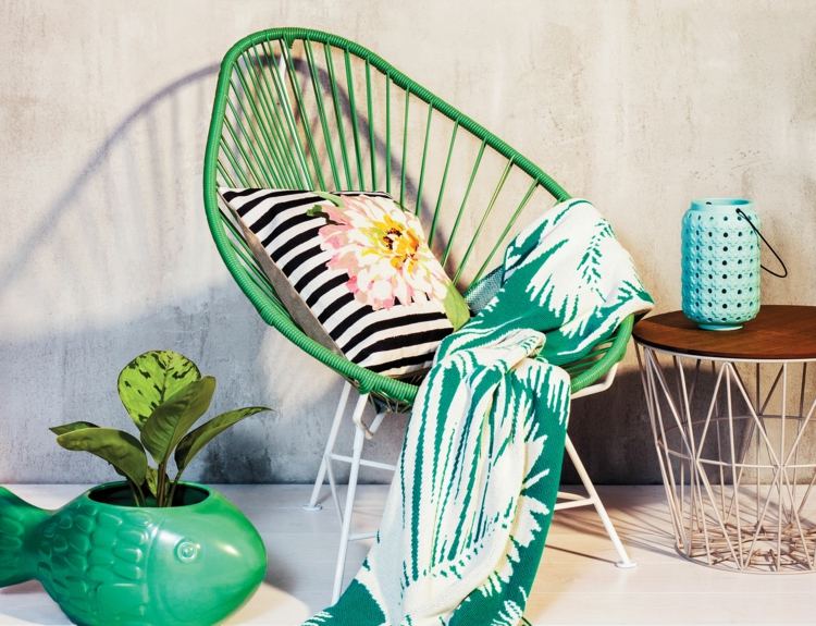 designer stuhl exotisch-flair-gruen-farbe-metall-beistelltisch